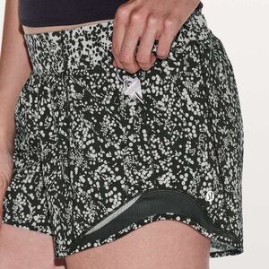 Lululemon Hotty Hot Short II *Long 4"